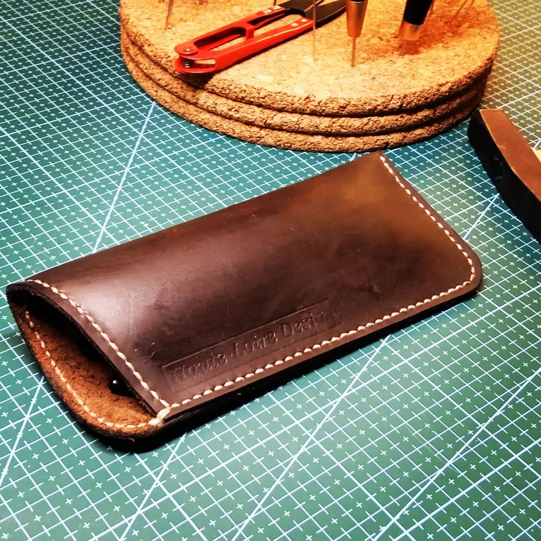 I made this for my working glasses and if you want handmade products in leather you know where to go 🙂👍🙏
.
.
.
 .
#eyeglasses #etui #leather #artisan #cuir #läder #workinprogress #artwork #present #handmade #handcrafted