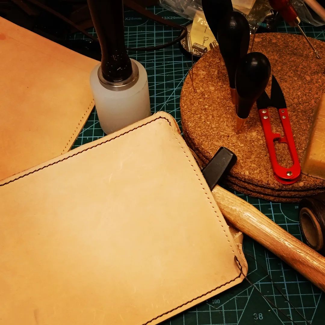 Making a leather bag for my tools. 
.
.
.
.
#maroquinerie #maroquineriefrancaise #maroquinerieartisanale #maroquinier #art #leather #tools #workinprogress